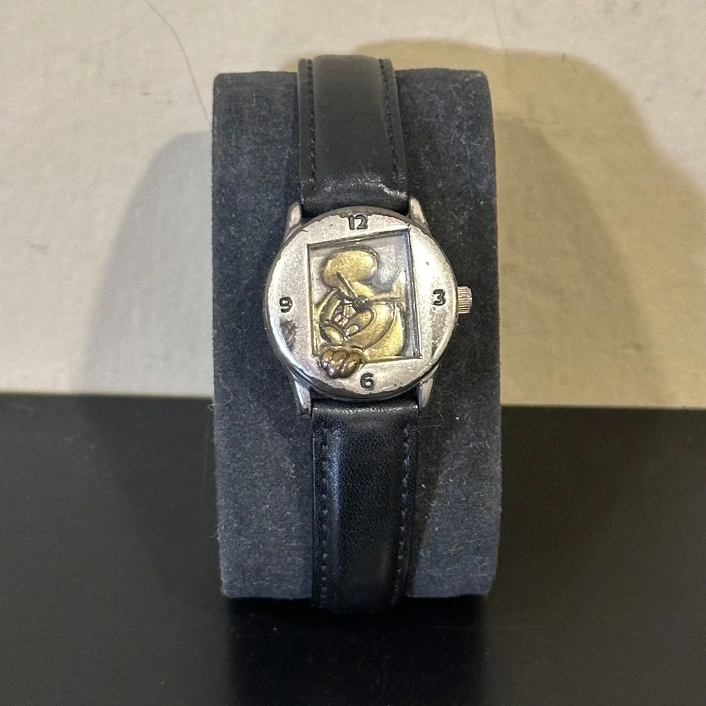 Vintage angry Mickey Mouse Watch needs batteries